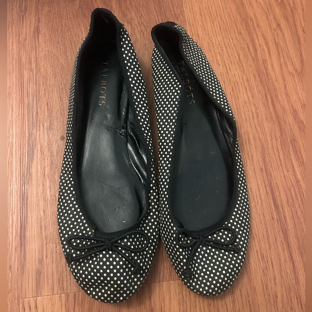 Pre-loved Talbots black and white polka dot ballet flats with bow - Size 7.5M